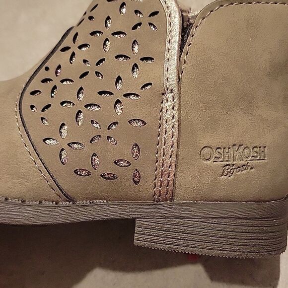 Oshkosh B'gash 9 toddler - Picture 3 of 6